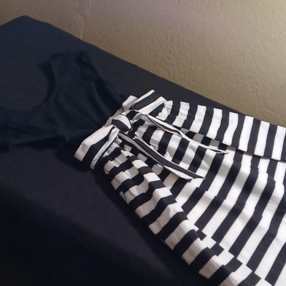 GUESS Black and White Dress w/ Pink Flowers Size S (7/8) - Picture 5 of 8